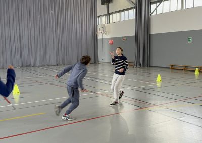 des élèves jouent à l'Harpastum