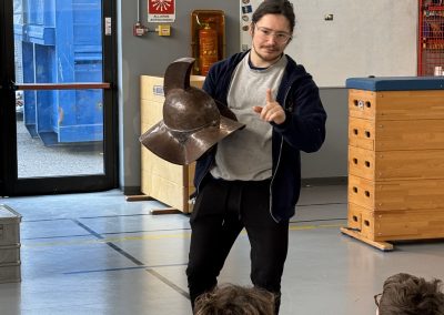 un animateur montre un casque de gladiateur