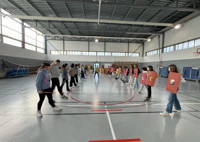 les élèves sont dans le gymnase et sont à l'école des gladiateurs