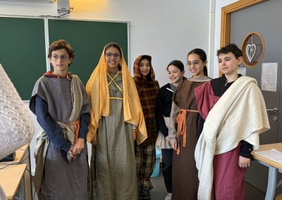 6 élèves osnt habillés comme dans l'Antiquité